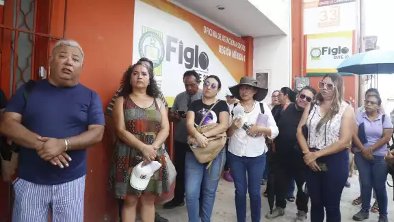 Maestros del SNTE exigen que se atiendan sus denuncias Maestros del SNTE exigen que se atiendan sus denuncias