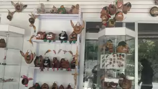 Mantiene sus puertas abiertas todo el año desde el 2022; venden artículos como tallados de coco