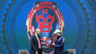 Checo presume su nuevo casco para el fin de semana