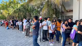 La alta demanda de vacuna contra el sarampión provocó filas de hasta un kilómetro en Playa del Carmen.