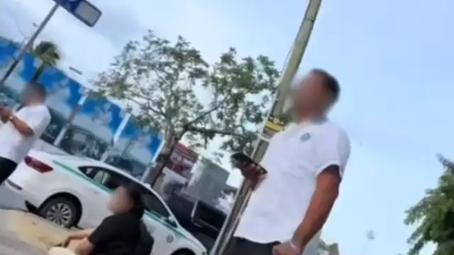 Entre 4 taxistas, rodearon al joven y su familia para asustarlos y evitar que se fueran