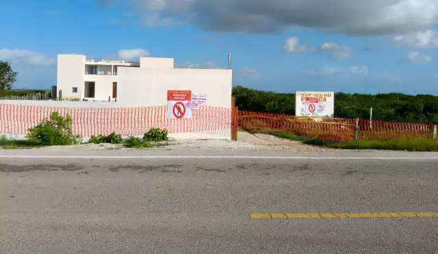 Autoridades colocan sellos para evitar proyecto inmobiliario que bloqueaba accesos a la playa