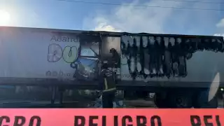 Contenedor de tráiler de Dunosusa sufre incendio en la avenida Niños Héroes de Cancún