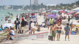 Turistas disfrutan de las playas de Progreso