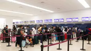 Hay gran afluencia de pasajeros en los mostradores del aeropuerto de Mérida