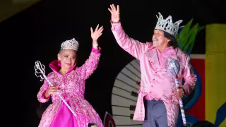 Los nuevos monarcas brillaron en el escenario durante su pasarela.