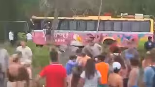 Camión turístico de Grupo Xcaret se sale de la carretera y causa pánico entre los turistas