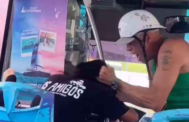 El sujeto subió al camión y comenzó a golpear a la mujer.