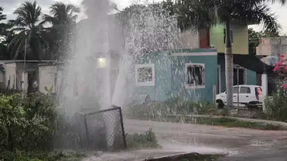 La fuga no se ha detenido y se sigue desperdiciando el agua. La fuga no se ha detenido y se sigue desperdiciando el agua.