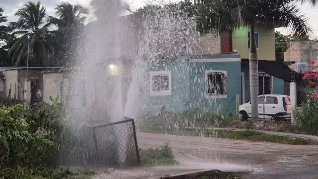 La fuga no se ha detenido y se sigue desperdiciando el agua.