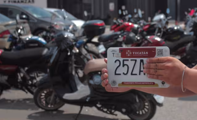 Yucatecos acuden a los módulos para llevar a cabo el trámite del canje de matrículas