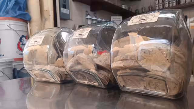 El chocolate artesanal se utiliza mucho en estas fechas para poner caliente en los altares de muertos