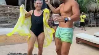 Tal parece que la abuela mostró tener más energía que muchos de lo que estaban en este evento en Tulum, Quintana Roo