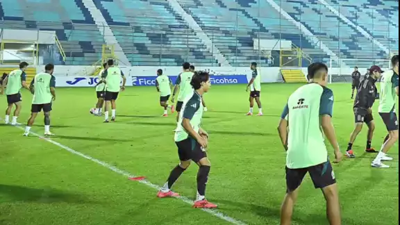 El Tri entrenando bajo la lluvia en Honduras