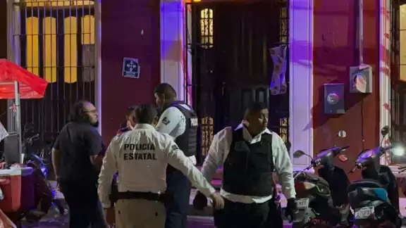 Agentes estatales retuvieron a un motociclista que intentó evadir un filtro persuasivo en la colonia Leovigildo Gómez. Agentes estatales retuvieron a un motociclista que intentó evadir un filtro persuasivo en la colonia Leovigildo Gómez.