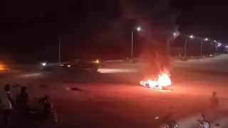 Autoridades de  Campeche se tiran la bolita por quema de lancha en Isla Arena 