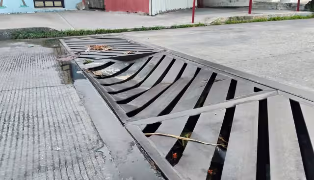 Rejilla dañada en calle 20 de noviembre pone en riesgo a peatones y conductores