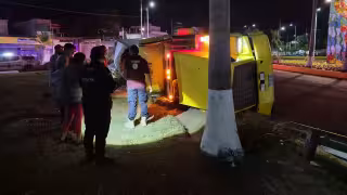 Tractocamión cargado con harina vuelca en glorieta del Chechén en Ciudad del Carmen