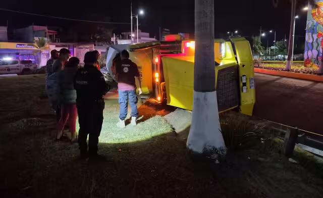 Pesada unidad derriba palmera y barandales en volcadura