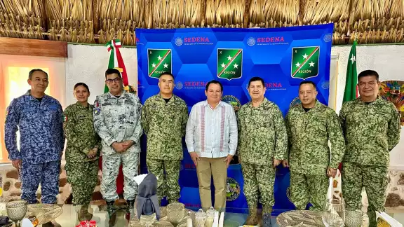 El gobernador electo, Joaquín Díaz Mena, se reúne con mandos militares de la región El gobernador electo, Joaquín Díaz Mena, se reúne con mandos militares de la región
