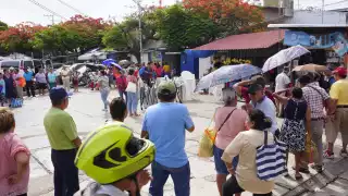 Hacen larga fila en Cmapeche para obtener su tarjeta Ko´ox