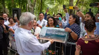 Artesanos de la localidad de Xbacab le dieron una réplica del Tren Maya de madera