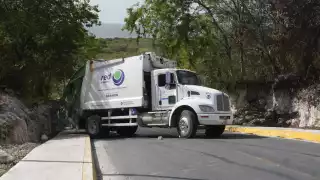 Vehículo de recolección se queda a medio camino en el Sendero Seguro