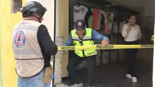 Los rescatistas desalojaron a ocho clientes y a las encargadas