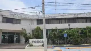 Vestía short amarrillo y blusa negra