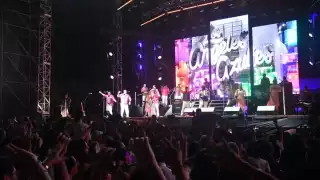 A sólo unos minutos de comenzar el concierto, decenas buscaban ingresar al estadio, aunque también se instalaron pantallas