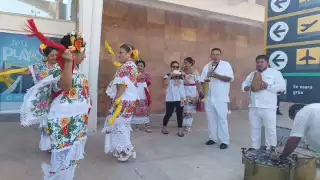 Colores, ritmo y música de jarana robaron las miradas