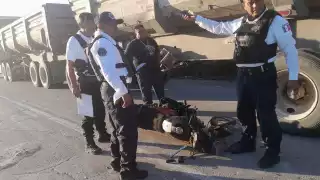   Motociclista sufre graves lesiones al impactarse contra góndola de un tráiler en Escárcega  