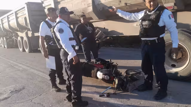 Eraclio Moreno Martínez, de La Victoria, Escárcega, sufrió graves lesiones al impactar su motocicleta con un tráiler