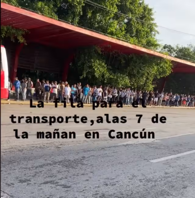 Transporte en Cancún: Exhiben caos para tomar un autobús en la ciudad; los trabajadores lo sufren