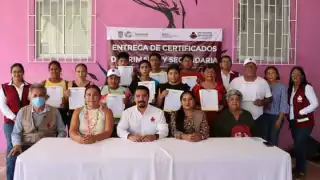 El director del IEEA, Jorge Alberto Sanmiguel Wong, entregó 12 certificados de primaria y secundaria en Sabancuy.