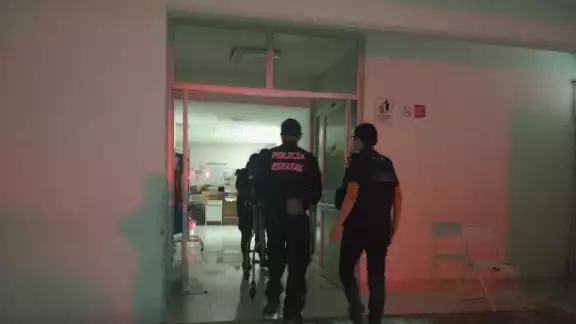 Dentro de la unidad lo golpearon en la cabeza y tras liberarlo, le dispararon presuntamente en dos ocasiones Dentro de la unidad lo golpearon en la cabeza y tras liberarlo, le dispararon presuntamente en dos ocasiones