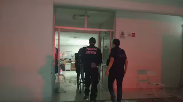 Dentro de la unidad lo golpearon en la cabeza y tras liberarlo, le dispararon presuntamente en dos ocasiones