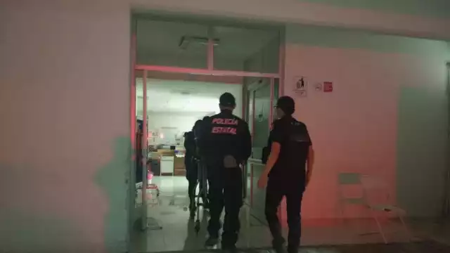 Dentro de la unidad lo golpearon en la cabeza y tras liberarlo, le dispararon presuntamente en dos ocasiones