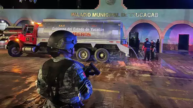 Al estar frente a la sede de la Comuna, un grupo ingresó y comenzó a causar destrozos, para luego prender fuego, causando grandes daños