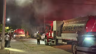 Pelea familiar provoca incendio en la Supermanzana 76 de Cancún; lesionados, detenidos y cables de la CFE dañados fue el saldo