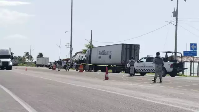 Un motociclista murió al ser atropellado por un tráiler en el entronque de Sabancuy.
