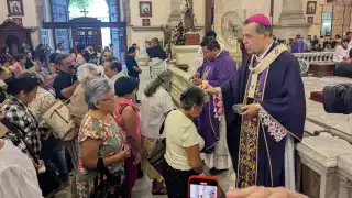 Asisten feligreses a recibir la cruz de ceniza en la Catedral de Mérida