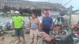 Joaquín Díaz Mena visita a vecinos de Celestún afectados por el Huracán Milton