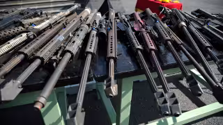 Dueño de tienda de armas en Arizona acusado de armar a cárteles mexicanos.