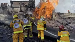 “Ábreme, niño quemado”; el gesto de un motociclista y policía para salvar a víctima de la explosión de pipa