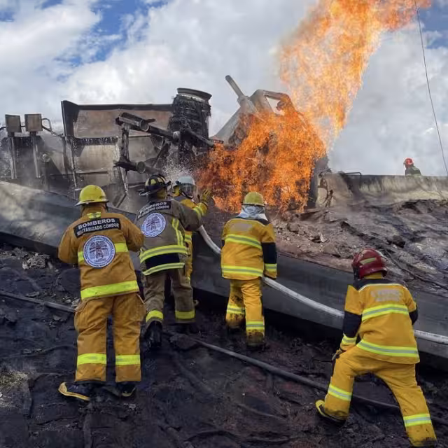“Ábreme, niño quemado”; el gesto de un motociclista y policía para salvar a víctima de la explosión de pipa