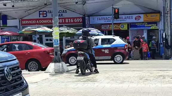 Usuarios de redes sociales exhibieron a una motociclista por usar el paso peatonal de la avenida Circuito Baluartes como carretera.