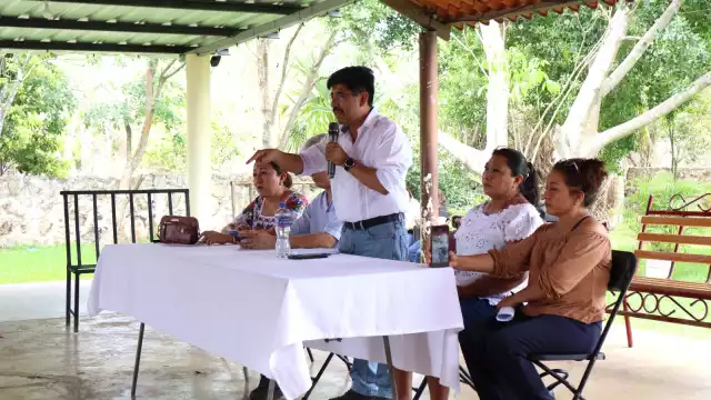Hugo Aguilar Ortiz encabezó la conferencia en Ixil