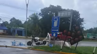 Paramédicos de Protección Civil atendieron al motociclista, quien permaneció tendido sobre la cinta asfáltica