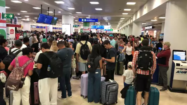 Pasajeros esperan que las aerolíneas resuelvan los retrasos